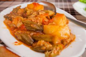 Stewed okras with potatoes