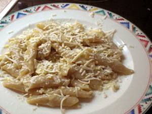 Macaroni (Skioufichta) with hot sauce